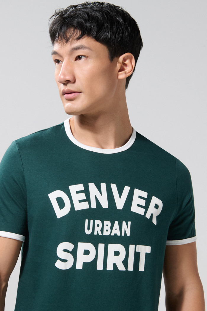 Camiseta college verde oscura con manga corta y contrastes