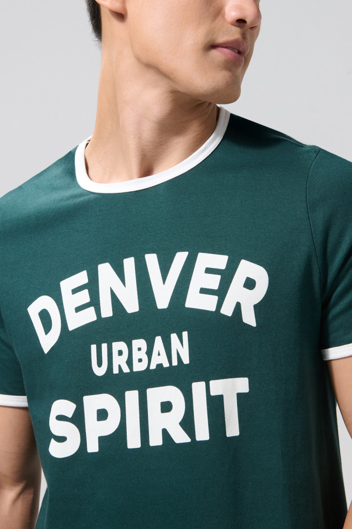 Camiseta college verde oscura con manga corta y contrastes