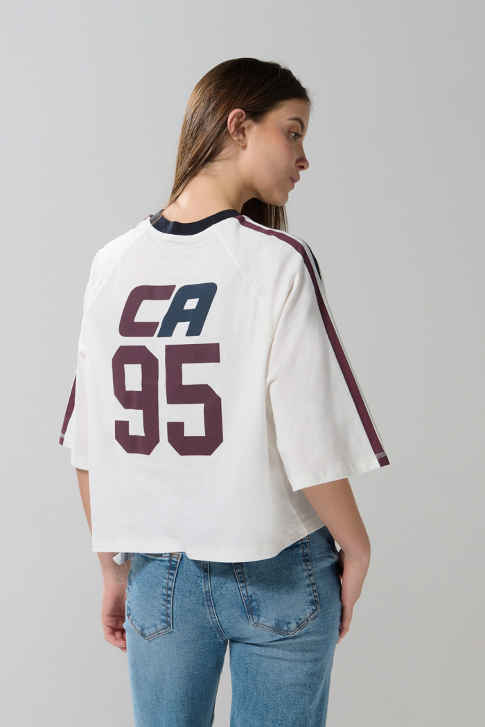 Camiseta crop top crema college oversize con cuello V