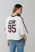 Camiseta crop top crema college oversize con cuello V