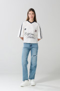 Camiseta crop top crema college oversize con cuello V
