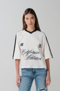 Camiseta crop top crema college oversize con cuello V
