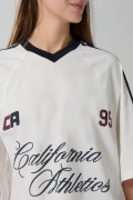Camiseta crop top crema college oversize con cuello V