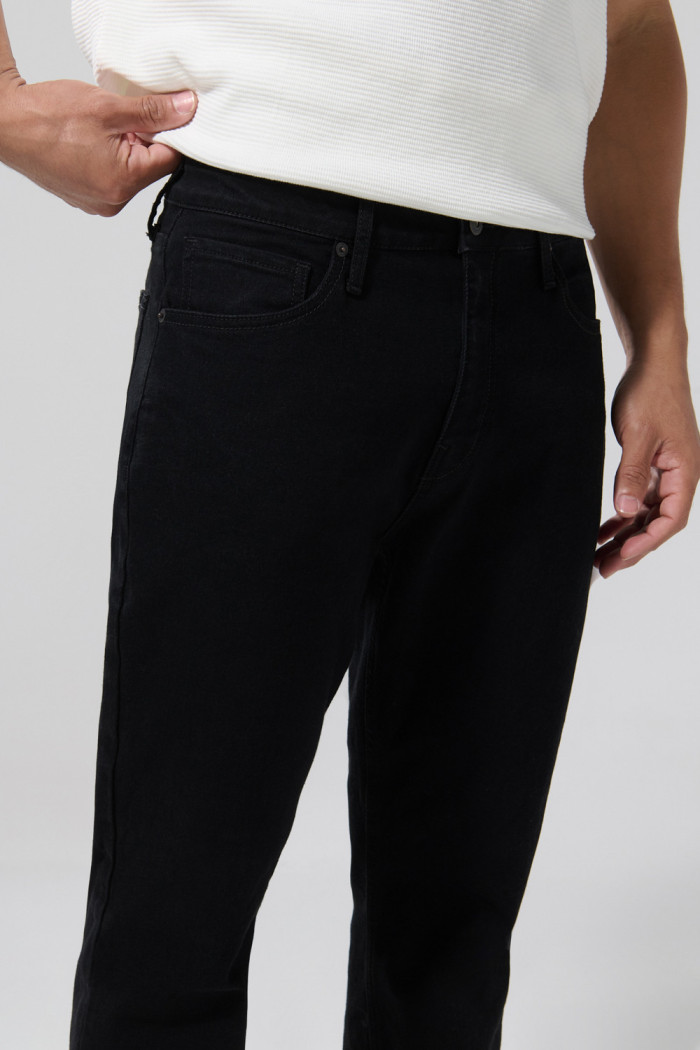 Jean straight leg tiro bajo negro con bota recta