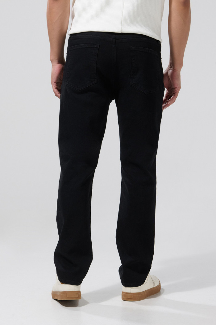 Jean straight leg tiro bajo negro con bota recta