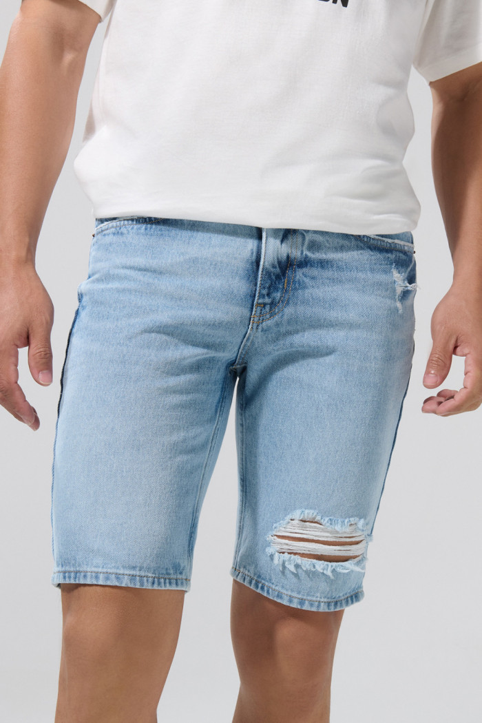 Bermuda slim tiro bajo azul clara con rotos en frente