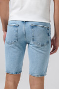 Bermuda slim tiro bajo azul clara con rotos en frente
