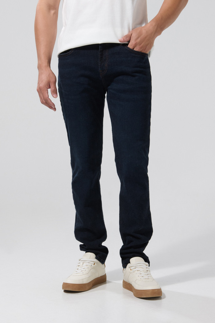 Jean azul intenso slim con tiro bajo, bolsillos y cremallera