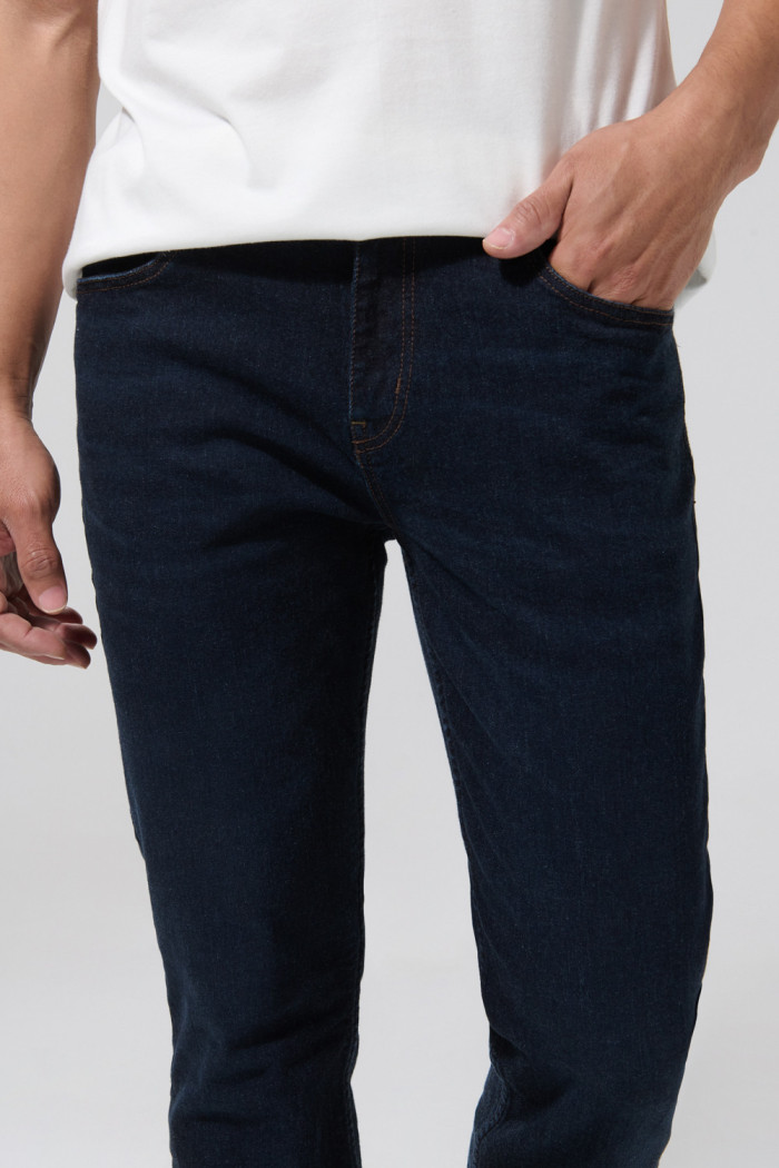 Jean azul intenso slim con tiro bajo, bolsillos y cremallera