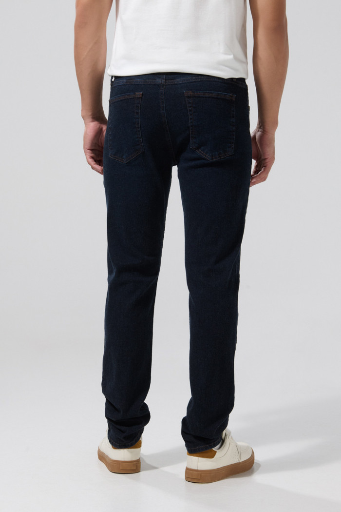 Jean azul intenso slim con tiro bajo, bolsillos y cremallera