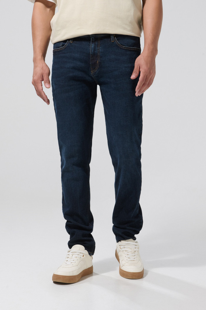Jean azul oscuro slim con costuras en contraste y tiro bajo