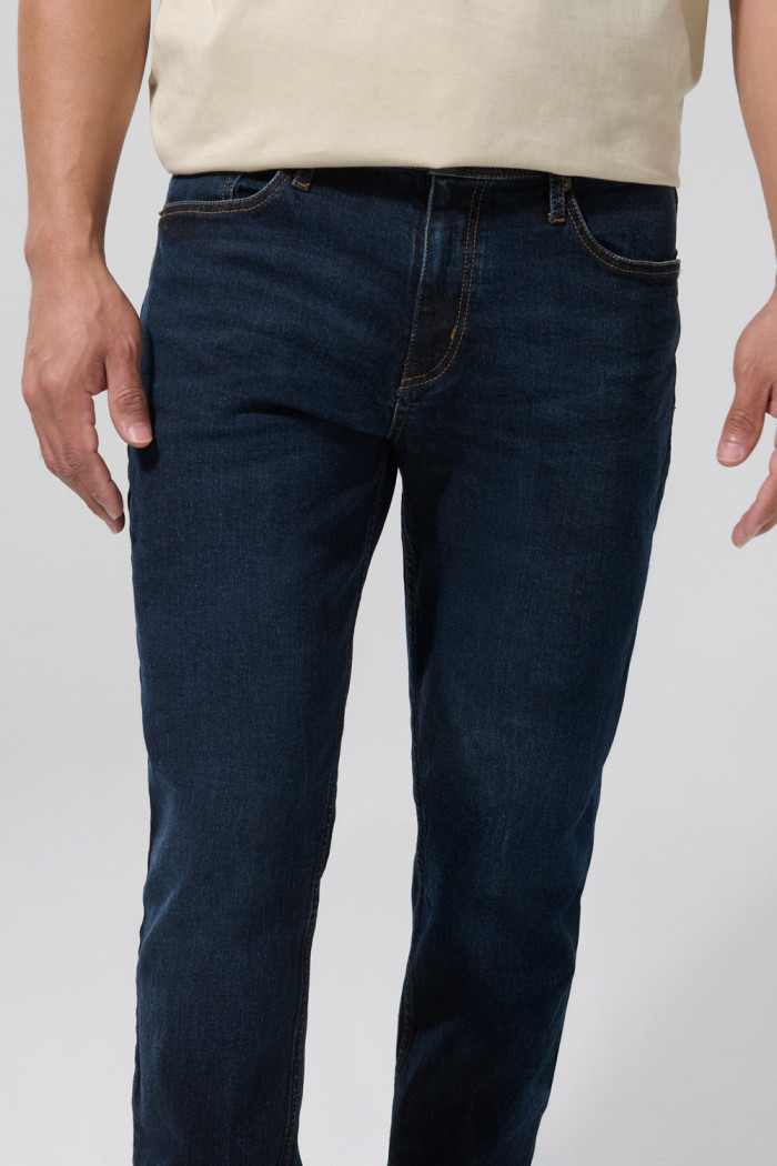Jean azul oscuro slim con costuras en contraste y tiro bajo