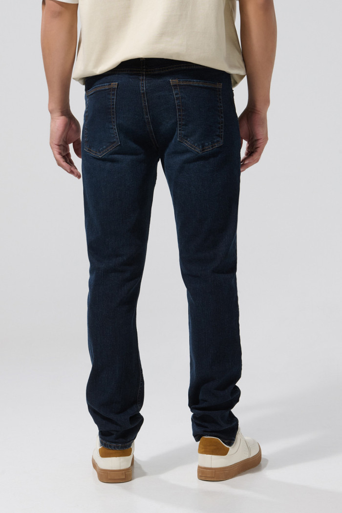 Jean azul oscuro slim con costuras en contraste y tiro bajo