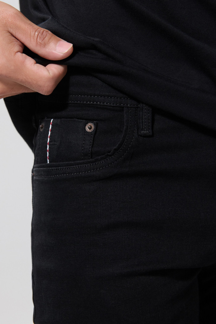 Jean negro tiro bajo skinny con cremallera y bolsillos