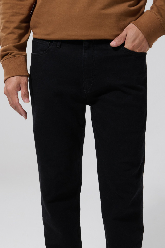 Jean bota recta straight leg negro con tiro bajo y bolsillos