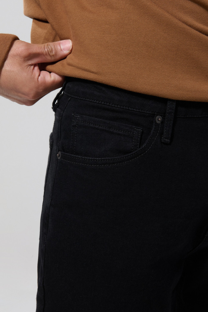 Jean bota recta straight leg negro con tiro bajo y bolsillos