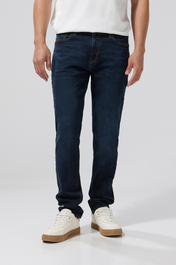 Jean slim azul oscuro con cremallera en frente y tiro bajo