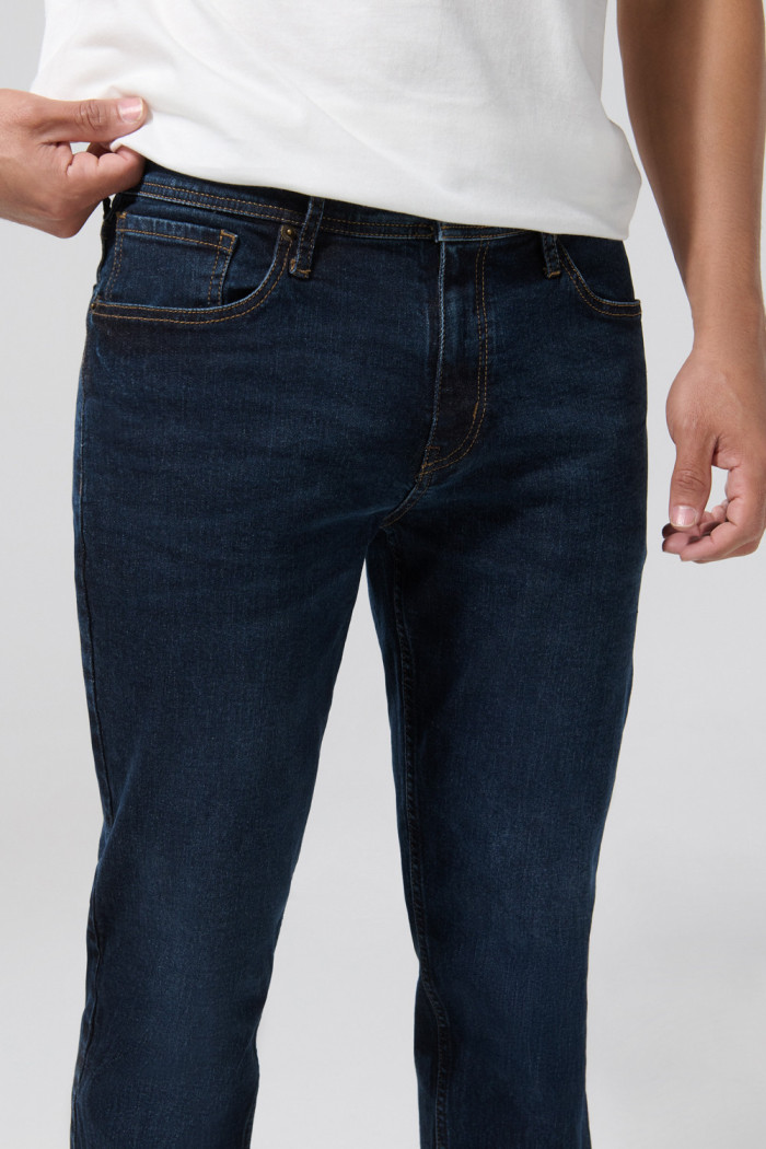 Jean slim azul oscuro con cremallera en frente y tiro bajo