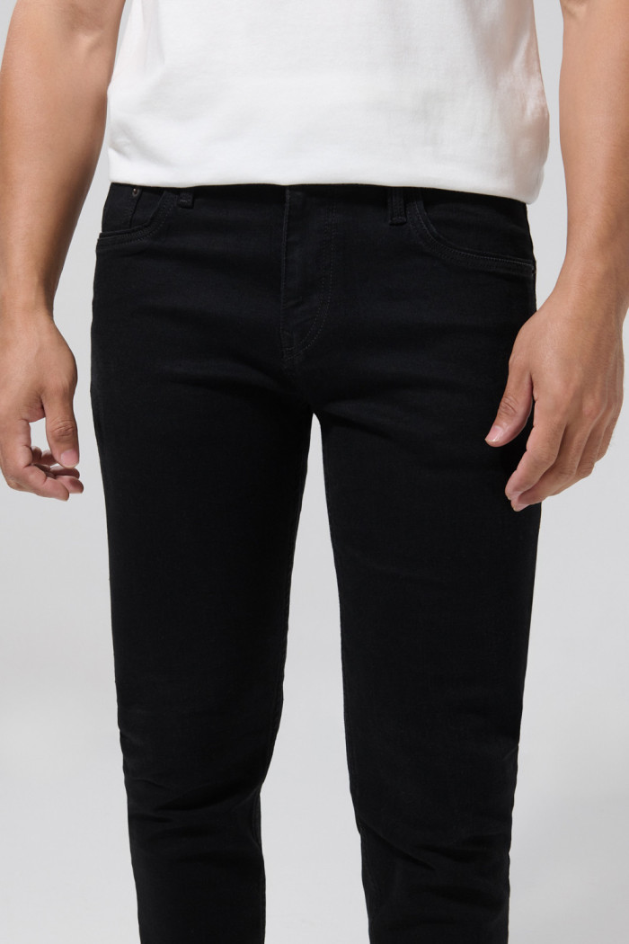 Jean skinny ceñido negro con tiro bajo y bolsillos
