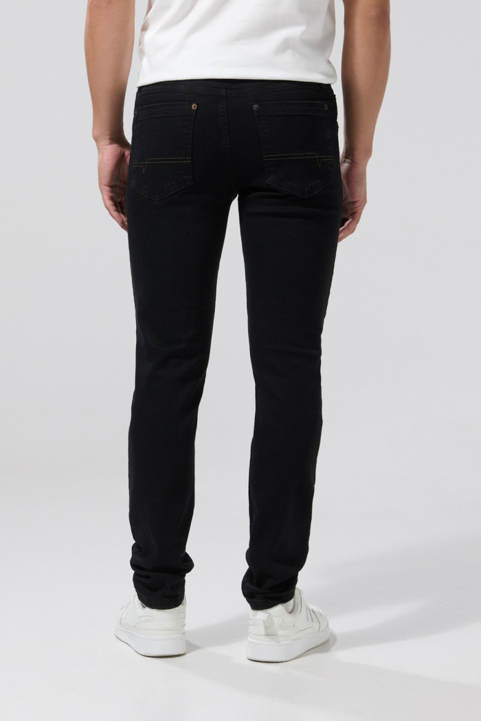 Jean skinny ceñido negro con tiro bajo y bolsillos