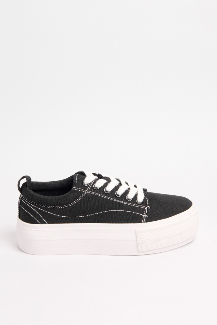 Tenis negros casuales de plataforma con costuras blancas