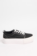 Tenis negros casuales de plataforma con costuras blancas
