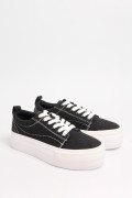 Tenis negros casuales de plataforma con costuras blancas