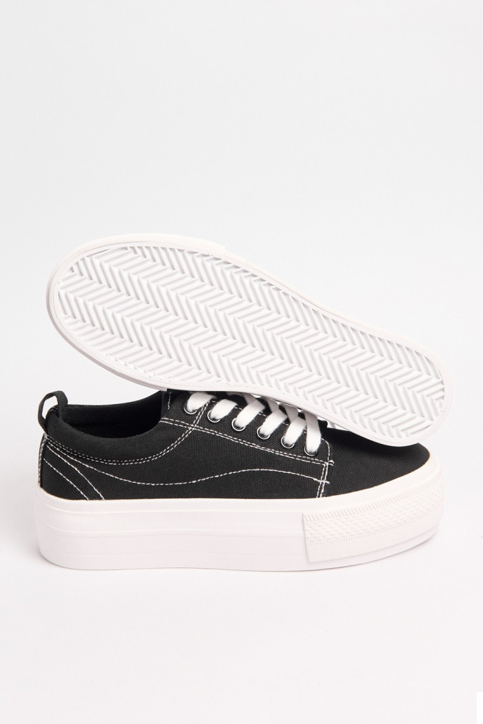 Tenis negros casuales de plataforma con costuras blancas
