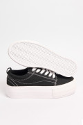Tenis negros casuales de plataforma con costuras blancas