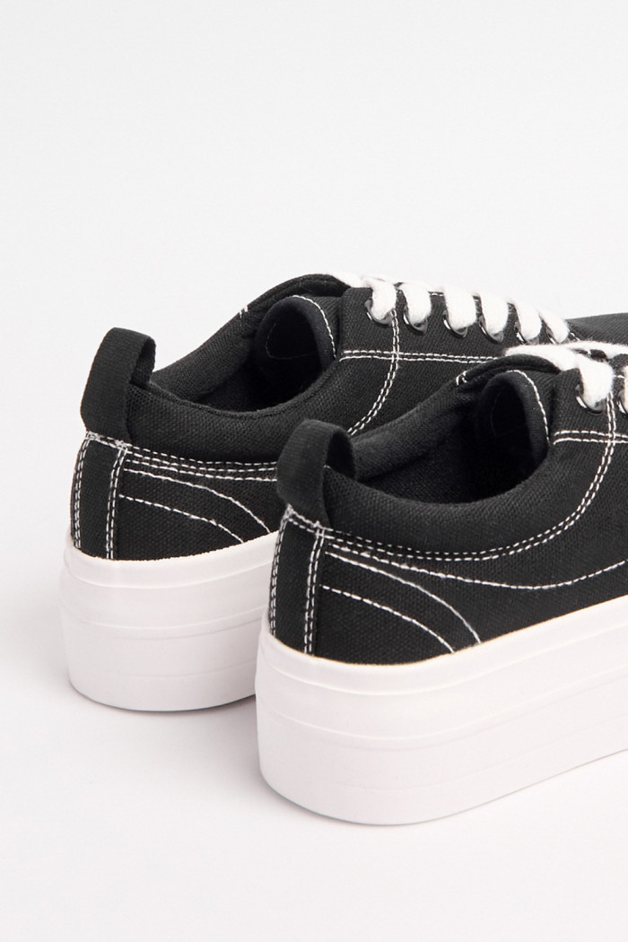 Tenis negros casuales de plataforma con costuras blancas