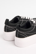 Tenis negros casuales de plataforma con costuras blancas