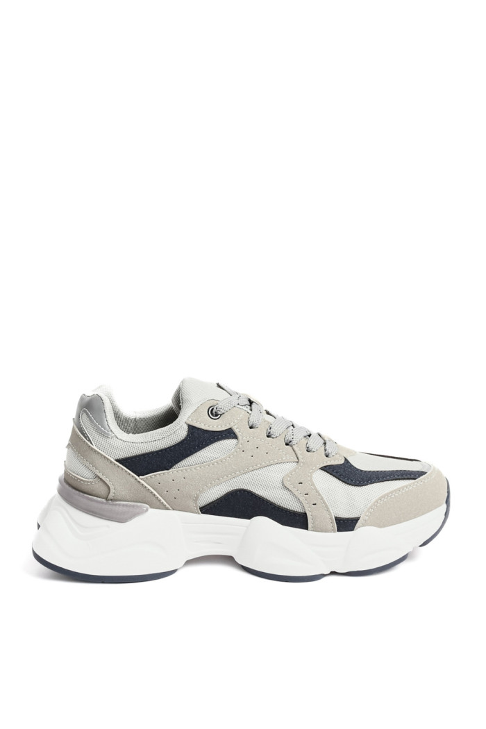 Tenis de plataforma deportivos grises con contrastes