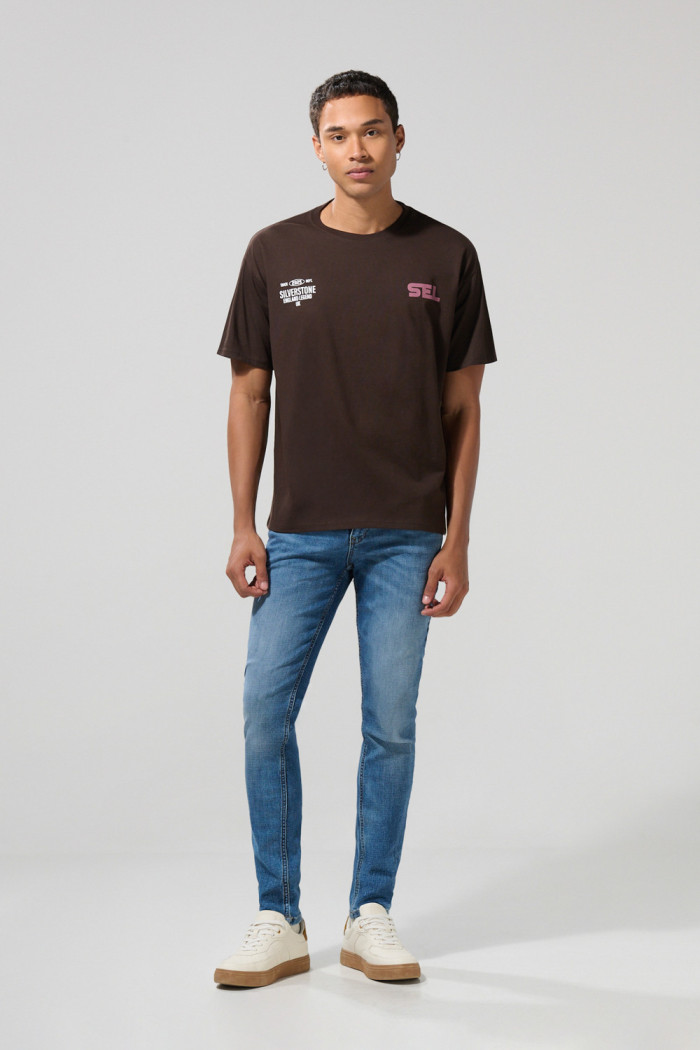 Camiseta café oversize cuello redondo con diseños college