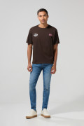 Camiseta café oversize cuello redondo con diseños college