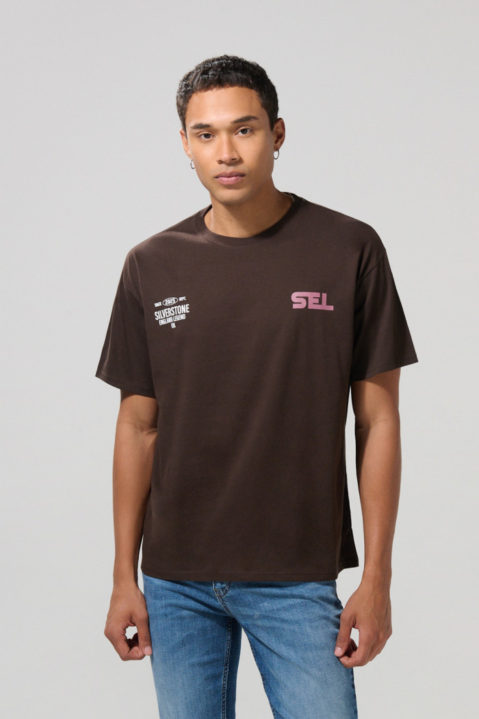 Camiseta café oversize cuello redondo con diseños college