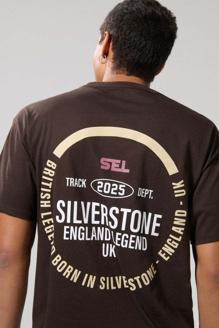 Camiseta café oversize cuello redondo con diseños college
