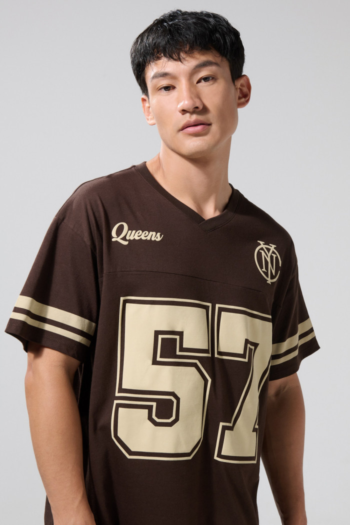 Camiseta cuello V oversize café oscura con arte college