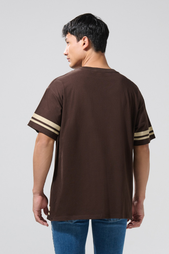 Camiseta cuello V oversize café oscura con arte college