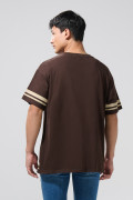 Camiseta cuello V oversize café oscura con arte college
