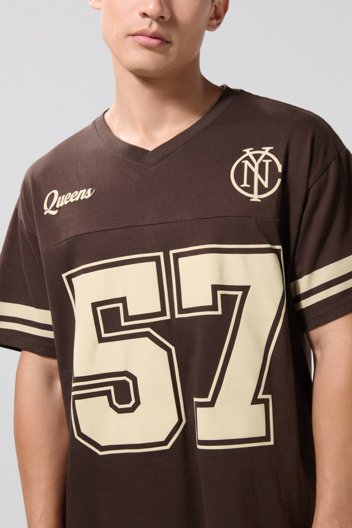 Camiseta cuello V oversize café oscura con arte college