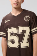 Camiseta cuello V oversize café oscura con arte college