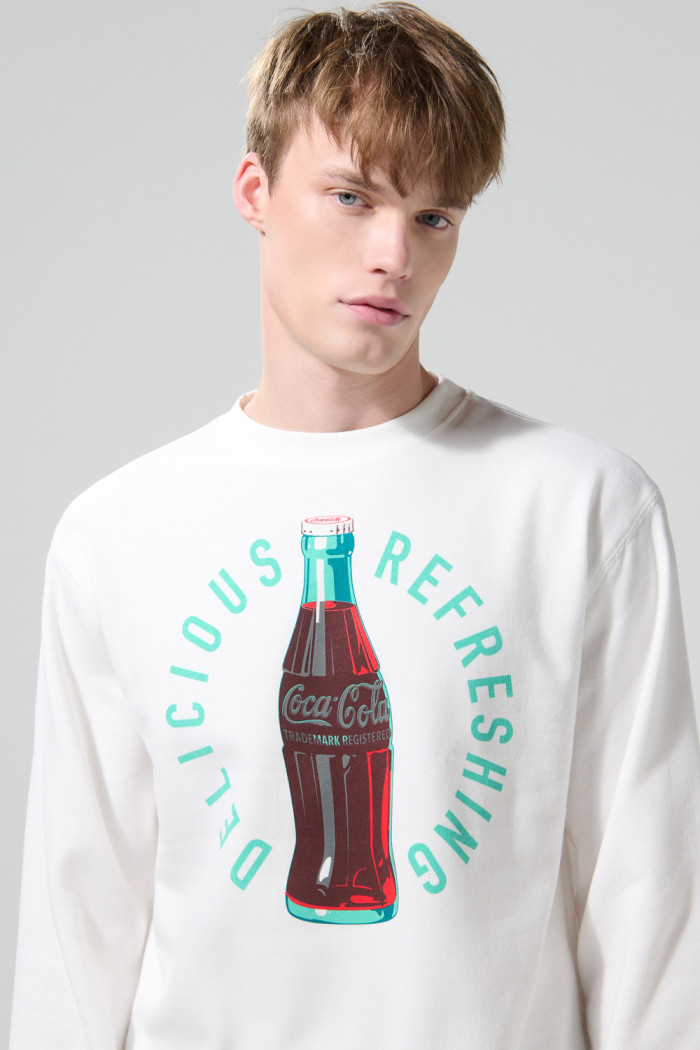 Buzo de Coca-Cola crema claro con cuello redondo