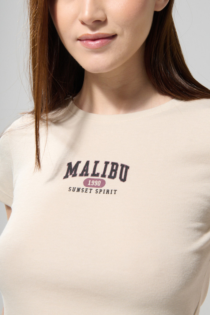 Camiseta kaki acanalada manga corta con diseño college