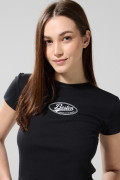 Camiseta negra acanalada cuello redondo con diseño college