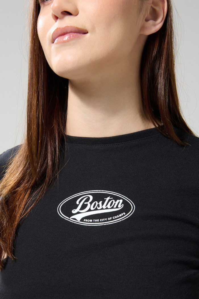 Camiseta negra acanalada cuello redondo con diseño college