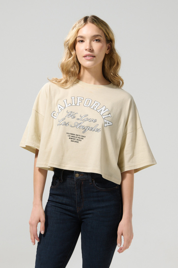 Camiseta oversize crop top kaki con diseño college
