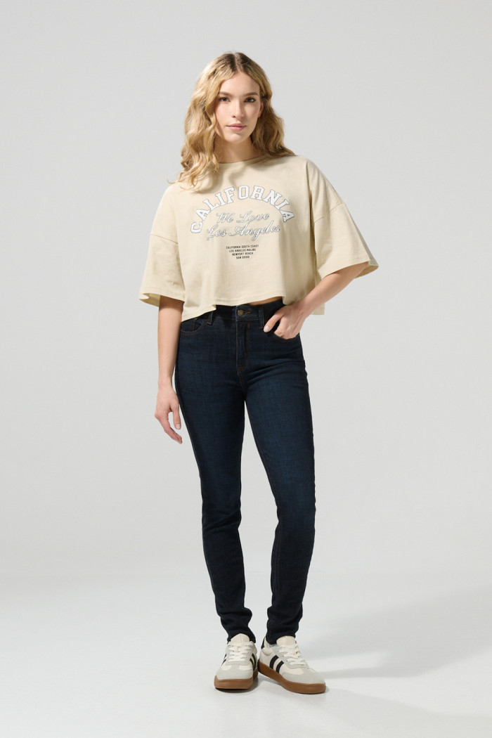 Camiseta oversize crop top kaki con diseño college
