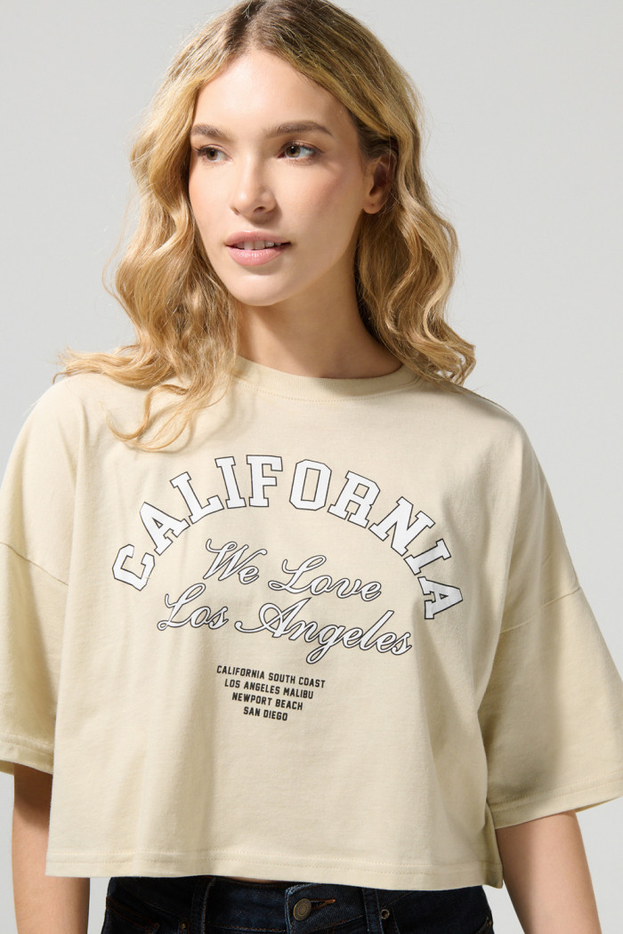Camiseta oversize crop top kaki con diseño college