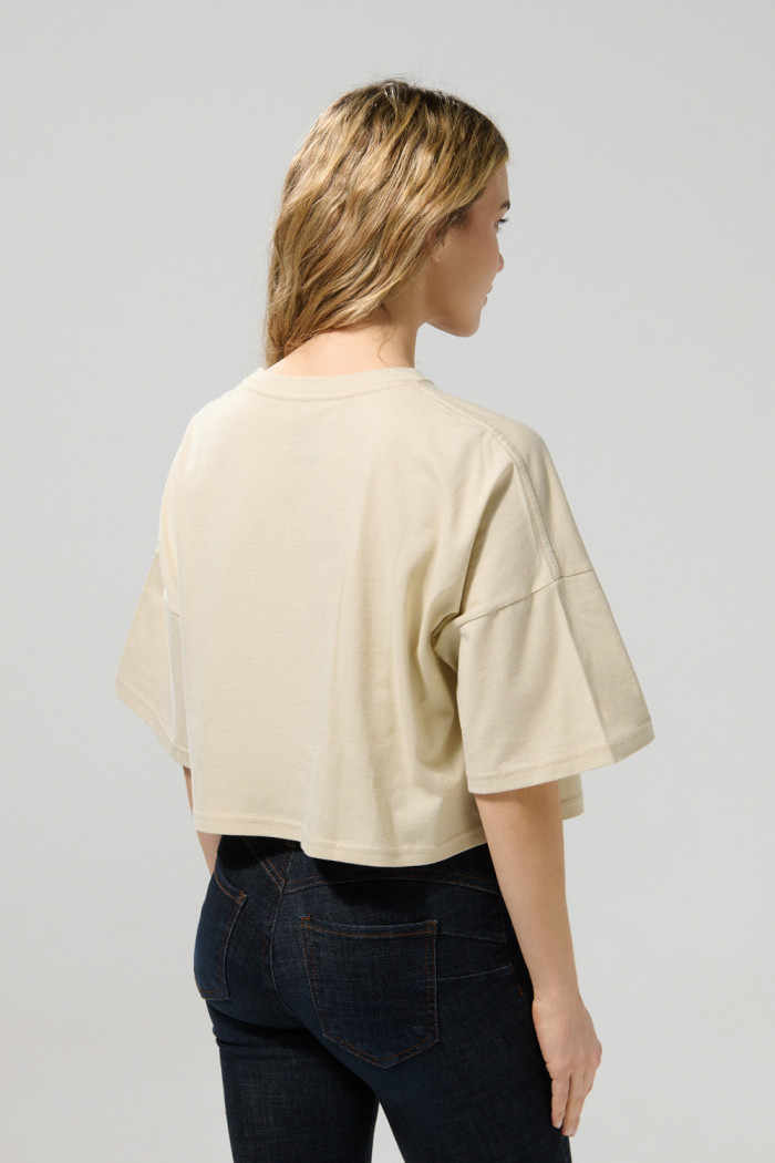 Camiseta oversize crop top kaki con diseño college