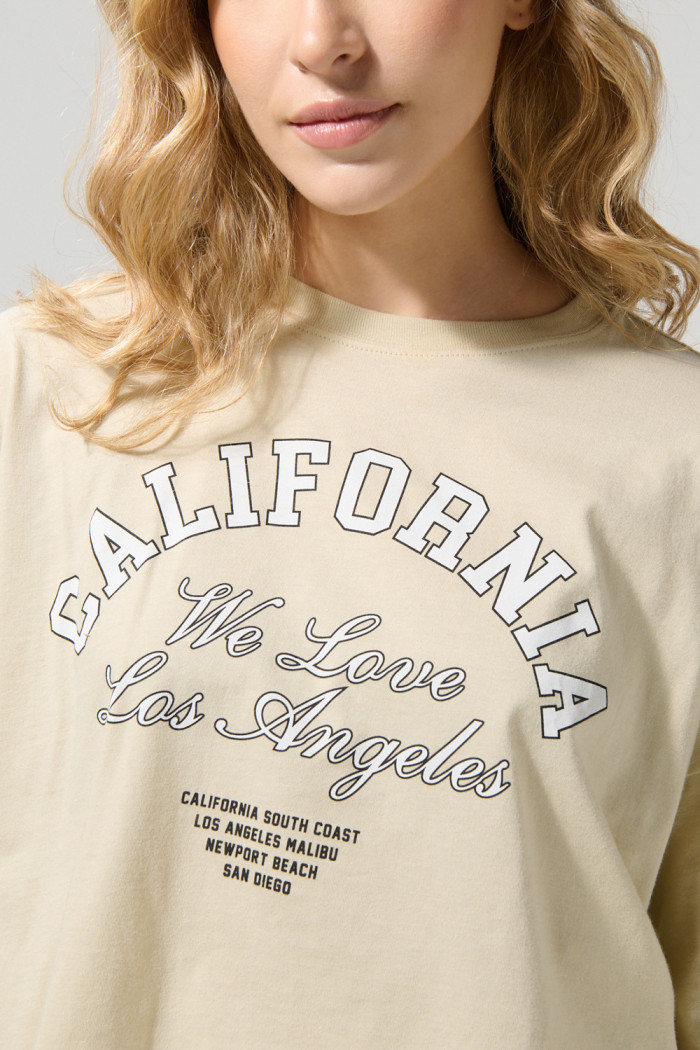 Camiseta oversize crop top kaki con diseño college